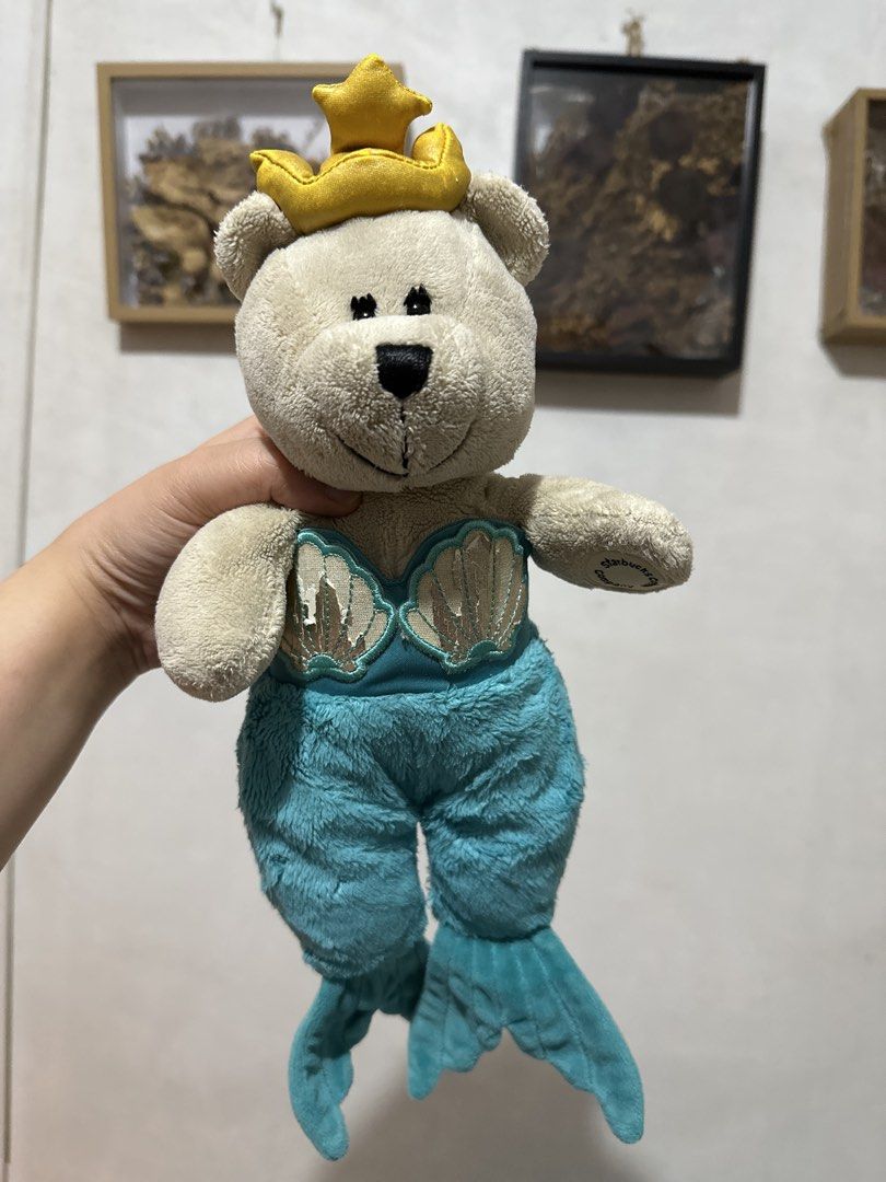Original Starbucks Bearista Siren with issue (Category: Water Bottles & Tumblers) located in Rodriguez. Submitted by cgszone (Listing ID 1447933418, Image 1). Description: Original Starbucks Bearista Siren ₱300 ✔ Well-loved condition ⚠️ With issue - bakbak na shell part nya (see photos) 📍 Location: Burgos, Rodriguez, Rizal 🚚 Shipping & Payment: ✔ COD via Lalamove/Grab (booking c/o buyer) ✔ J&T Express available (payment first).