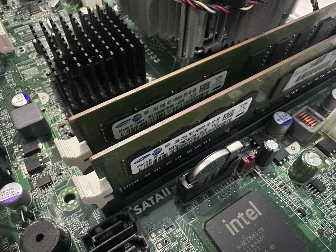 PC Parts combo (CPU, RAM, GPU, Motherboard) (Category: Computer Parts) located in Manila. Submitted by joey114313 (Listing ID 1448067275, Image 3). Description: - Intel G41T-AD V1.0 Motherboard - Pentium E6800 CPU - 2x Samsung RAM sticks - Radeon HD6450 1GB GPU - Phone line card Can ship from Santa Rosa or Sampaloc, courtesy of buyer. .