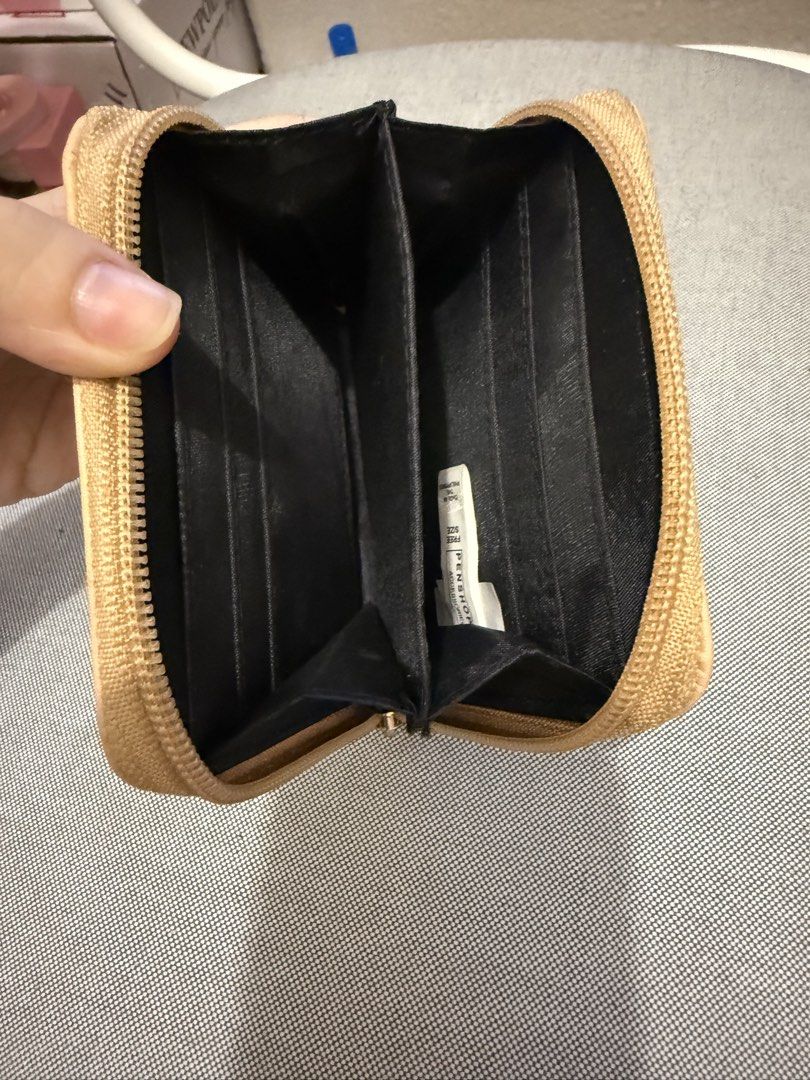 penshoppe wallet (Category: Wallets & Card holders) located in Carmona. Submitted by stuffnvrything (Listing ID 1447899874, Image 3). Description: .