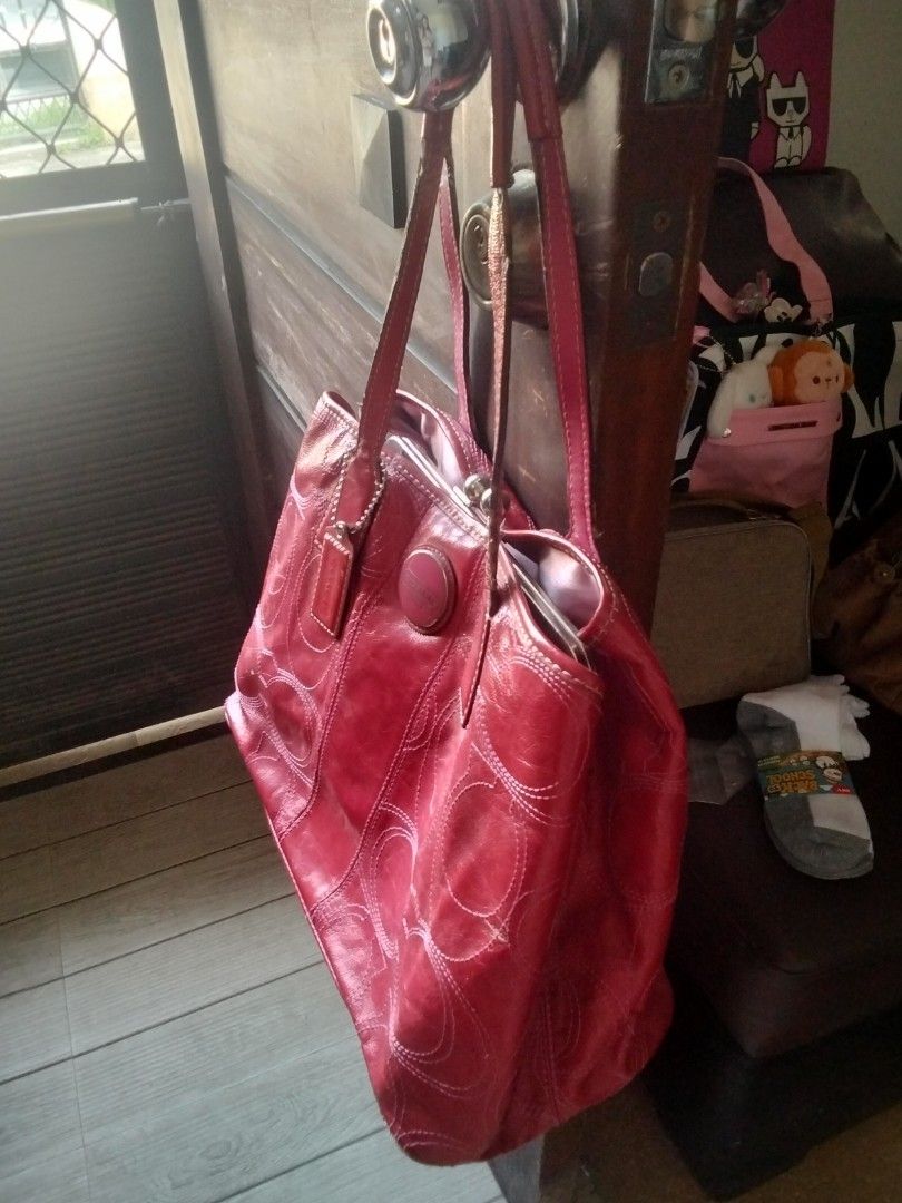 PINK COACH BAG (Category: Luxury Bags & Wallets) located in Bulacan. Submitted by lexibau (Listing ID 1447888055, Image 2). Description: .