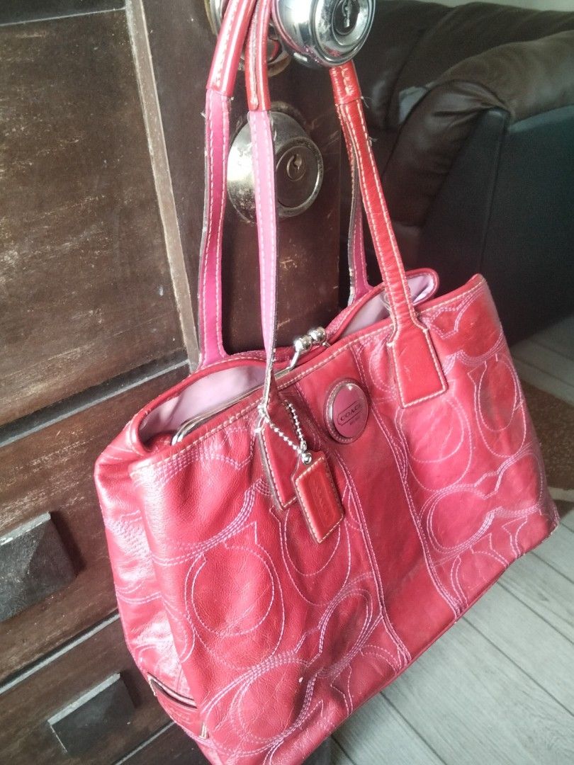 PINK COACH BAG (Category: Luxury Bags & Wallets) located in Bulacan. Submitted by lexibau (Listing ID 1447888055, Image 3). Description: .