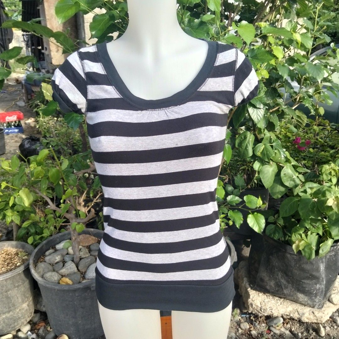 POOF EXCELLENCE STRIPPED TOP (Category: Shirts) located in Villasis. Submitted by maibean_ (Listing ID 1447977308, Image 3). Description: Stripped black and White Top no issues size: M on tag (can fit xs-m) fitted type.