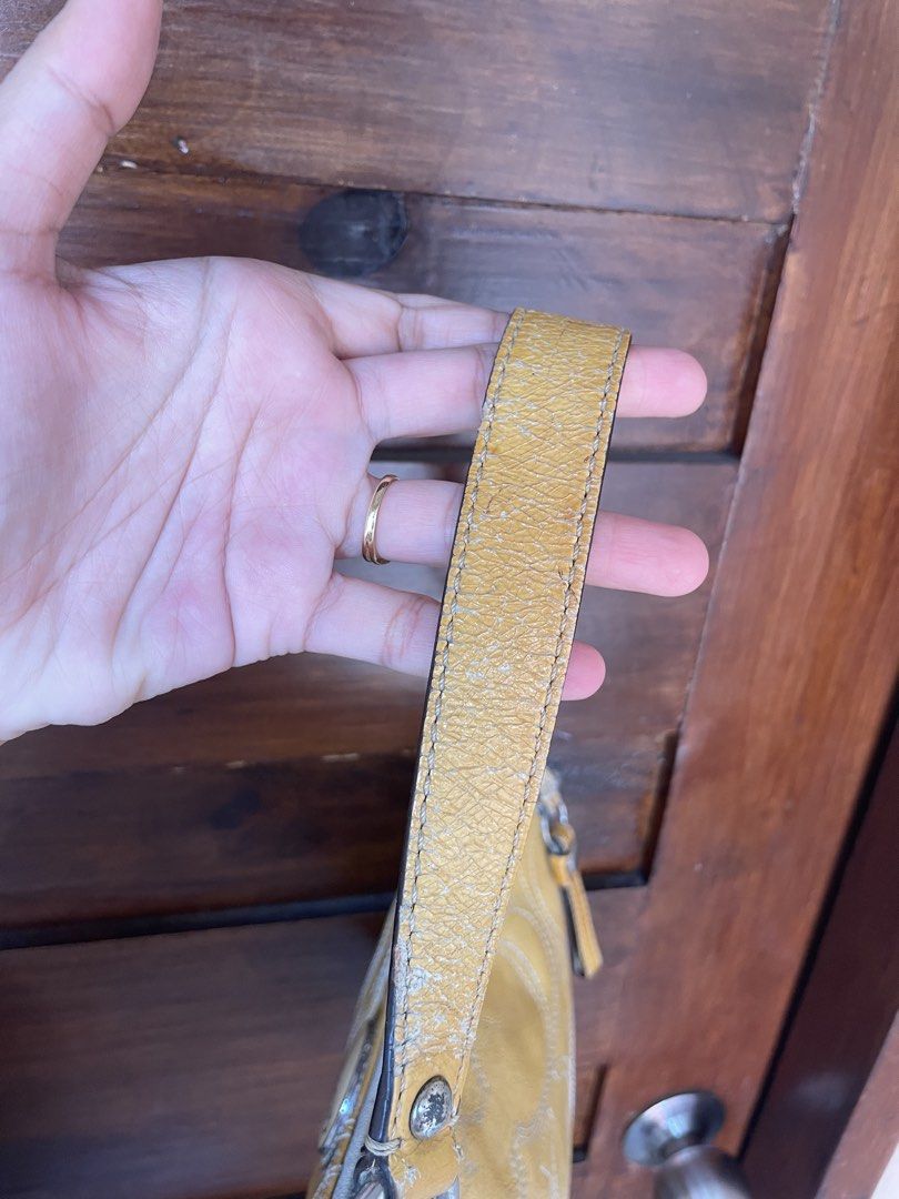 Project bag Coach Demi kili bag (Category: Luxury Bags & Wallets) located in Pasay City. Submitted by rdxjapan_est.2023 (Listing ID 1447944348, Image 3). Description: Project bag only! see pictures for details Major flaws Madumi po loob di ko pa nalabhan. No hang tag. Can do aspack with my other Coach project bag. Just send me a msg! 💌 Guaranteed original 💯💯💯 📍Villamor Pasay & Bulacan .