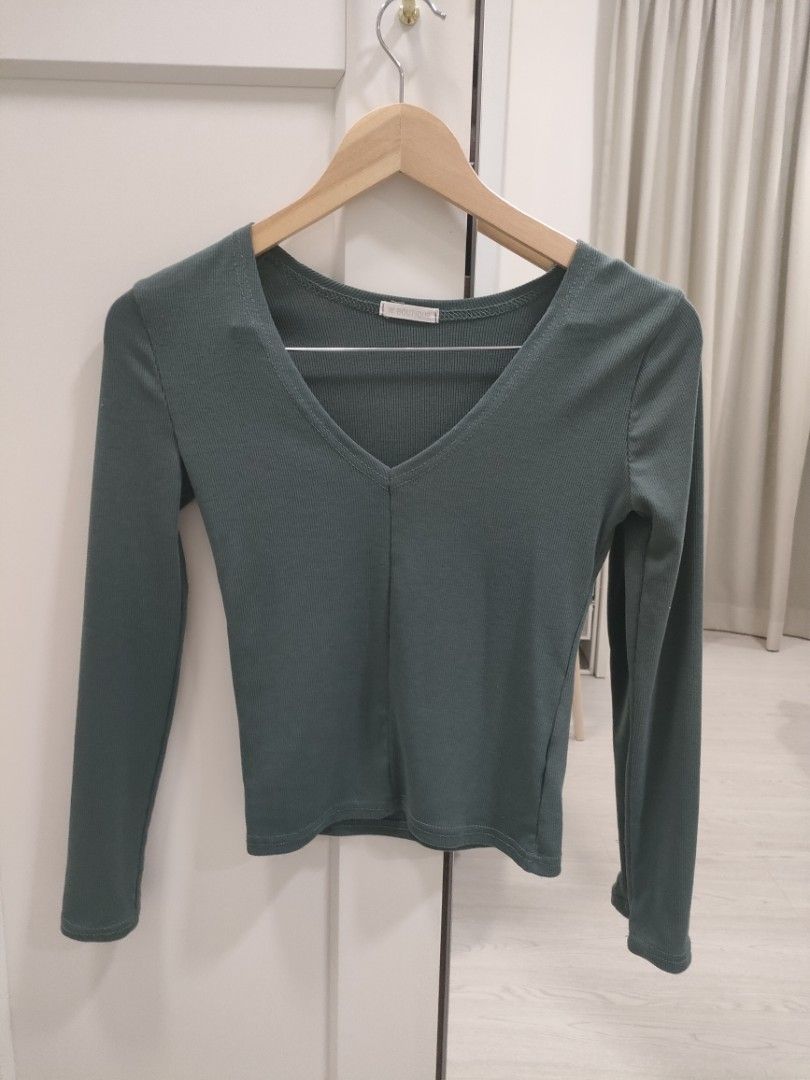 Ribbed Long Sleeve Top (Category: Longsleeves) located in Kuala Lumpur. Submitted by jezksc (Listing ID 1447913771, Image 1). Description: Slightly stretchable Free Size Suitable for Xs-S size (Postage RM 9 WM/ RM 15 EM).