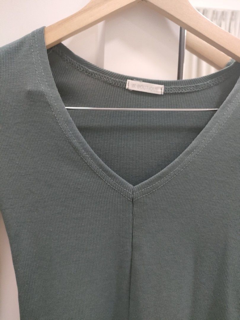 Ribbed Long Sleeve Top (Category: Longsleeves) located in Kuala Lumpur. Submitted by jezksc (Listing ID 1447913771, Image 2). Description: Slightly stretchable Free Size Suitable for Xs-S size (Postage RM 9 WM/ RM 15 EM).