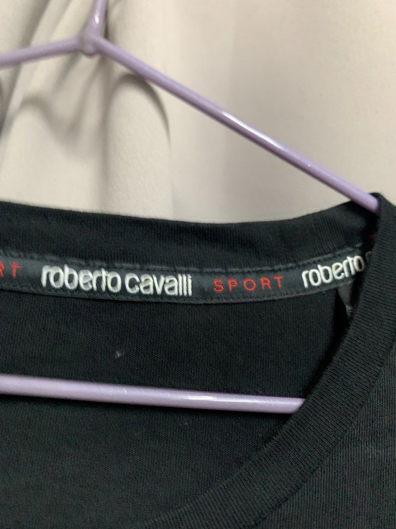由 show19950514 (刊登 ID 1447968302，圖片 3) 提交，位於 台南市 (Tainan) 的 Roberto CAVALLI (M) (類別：T恤、Polo衫)，說明：Shoulder 50, chest 58, length 75。