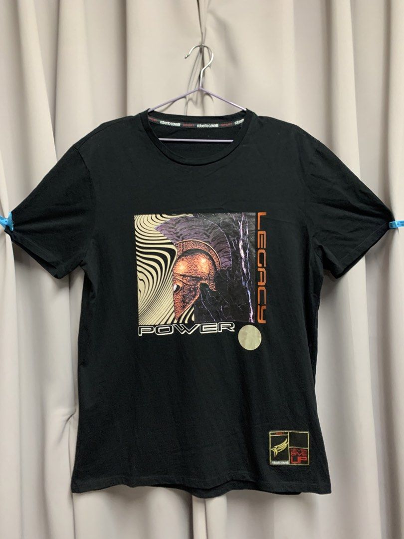 由 show19950514 (刊登 ID 1447968302，圖片 1) 提交，位於 台南市 (Tainan) 的 Roberto CAVALLI (M) (類別：T恤、Polo衫)，說明：Shoulder 50, chest 58, length 75。