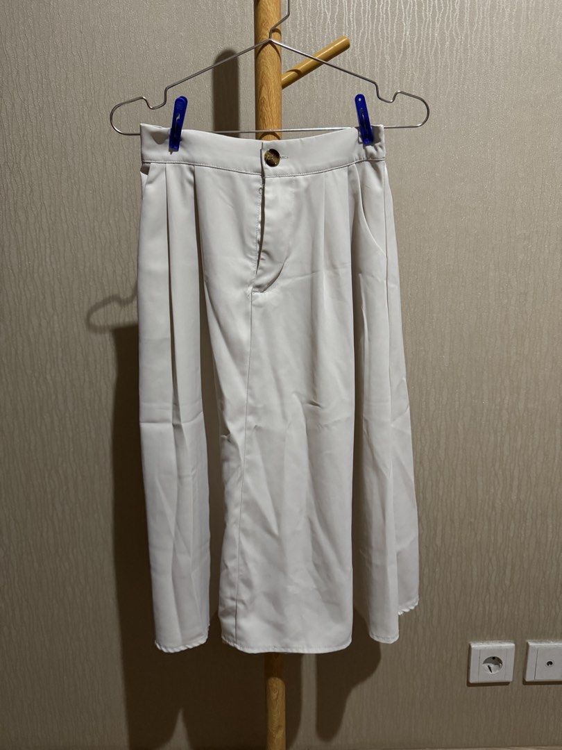 Rok putih tulang, karet dibelakang fit to L (Kategori: Gaun & Rok) berada di Jakarta Barat. Dikirim oleh mapplehouse (ID iklan 1447953163, Gambar 1). Deskripsi: .