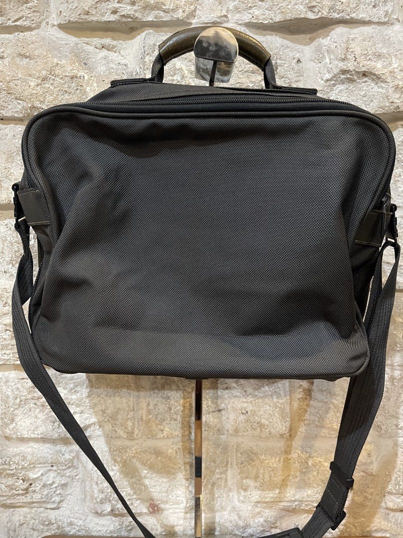 Samsonite Laptop bag L11x15 (Category: Laptop Bags & Sleeves) located in San Fernando. Submitted by japansurpluselyu (Listing ID 1447897284, Image 3). Description: .
