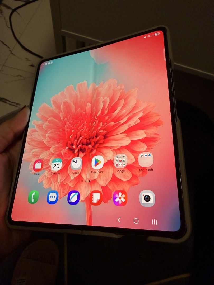 Samsung Galaxy Fold 4 (Category: Samsung) located in Pasay City. Submitted by myxz_0307 (Listing ID 1447934827, Image 3). Description: Main Display: 7.6-inch QXGA+ Dynamic AMOLED 2X (2176 x 1812 pixels), up to 120 Hz adaptive refresh rate.Cover Display: 6.2-inch HD+ Dynamic AMOLED 2X, 23.1:9 aspect ratio for a more natural typing experience.Processor: Qualcomm Snapdragon 8+ Gen 1 (4 nm).Memory & Storage: 12 GB RAM with 256 GB, 512 GB, or 1 TB sto