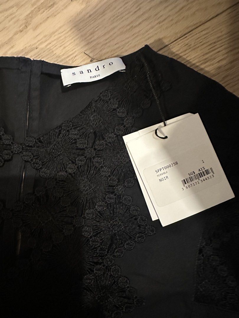 Sandro 黑色蕾絲刺繡長袖恤衫 （分類：襯衫）位於 Hong Kong。 由 irenewang1223 提交（商品編號 1447993810，圖片 3）。簡介： Sandro 黑色長袖上衣，前面有精緻嘅刺繡同埋蕾絲花紋。袖口位都有特別嘅蕾絲邊。呢件衫設計好特別，著上身一定好有氣質。適合唔同場合著。全新，正品！帶吊牌。