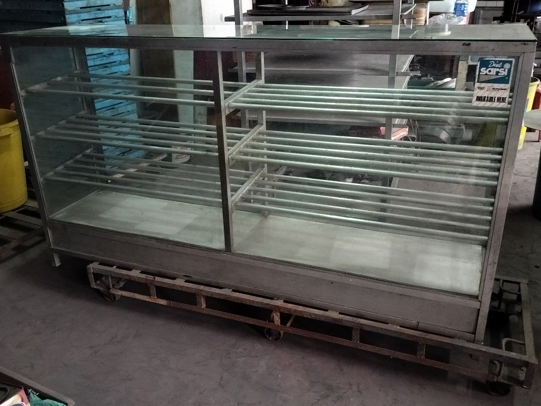 Showcase Alum and glass (Category: Looking For) located in Malabon City. Submitted by limbizkit247 (Listing ID 1448017727, Image 2). Description: Aluminum glass display showcase use in bakery.6 feet long,2 feet width,40"Height Without sliding door Asking P3500.Negotiable Monumento Caloocan City.