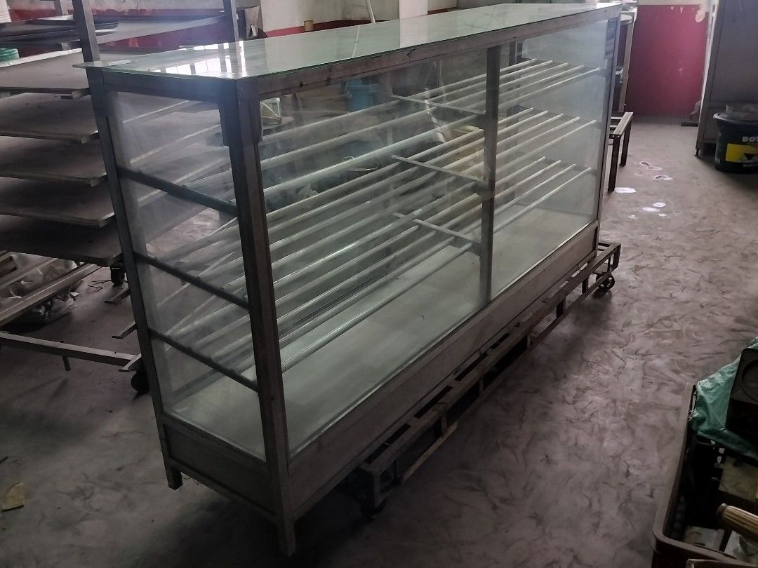 Showcase Alum and glass (Category: Looking For) located in Malabon City. Submitted by limbizkit247 (Listing ID 1448017727, Image 3). Description: Aluminum glass display showcase use in bakery.6 feet long,2 feet width,40"Height Without sliding door Asking P3500.Negotiable Monumento Caloocan City.