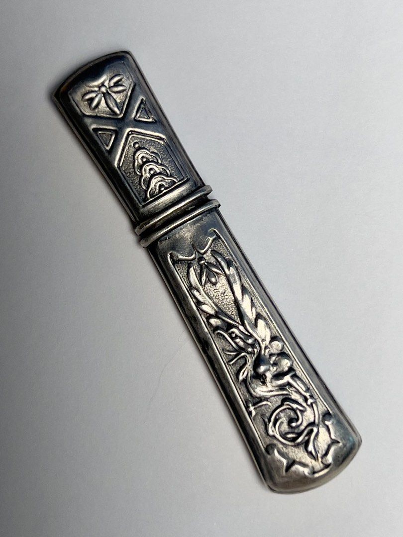 Solid silver needle holder （分類：文具及工藝 - 畫作及印刷品）位於 Hong Kong。 由 sideways_creations 提交（商品編號 1447972678，圖片 1）。簡介： From the 19th century 有銀標但不清楚，測試為純銀 尺寸見圖。