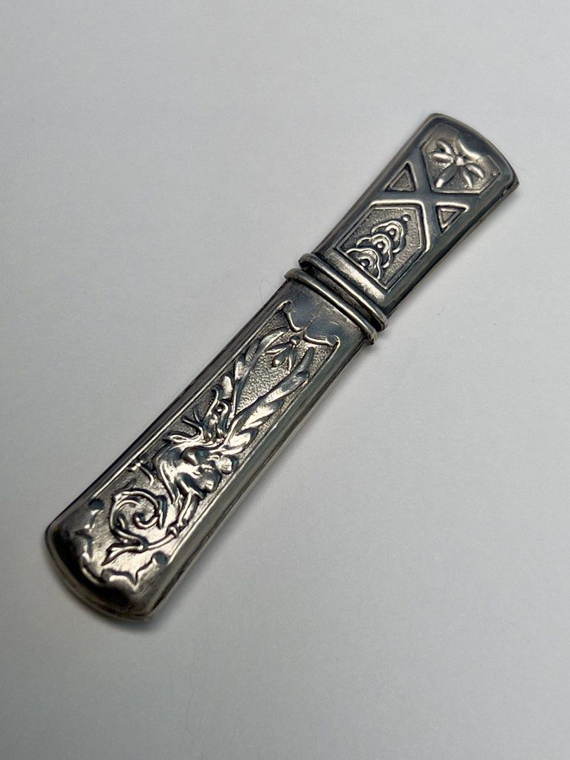 Solid silver needle holder （分類：文具及工藝 - 畫作及印刷品）位於 Hong Kong。 由 sideways_creations 提交（商品編號 1447972678，圖片 2）。簡介： From the 19th century 有銀標但不清楚，測試為純銀 尺寸見圖。