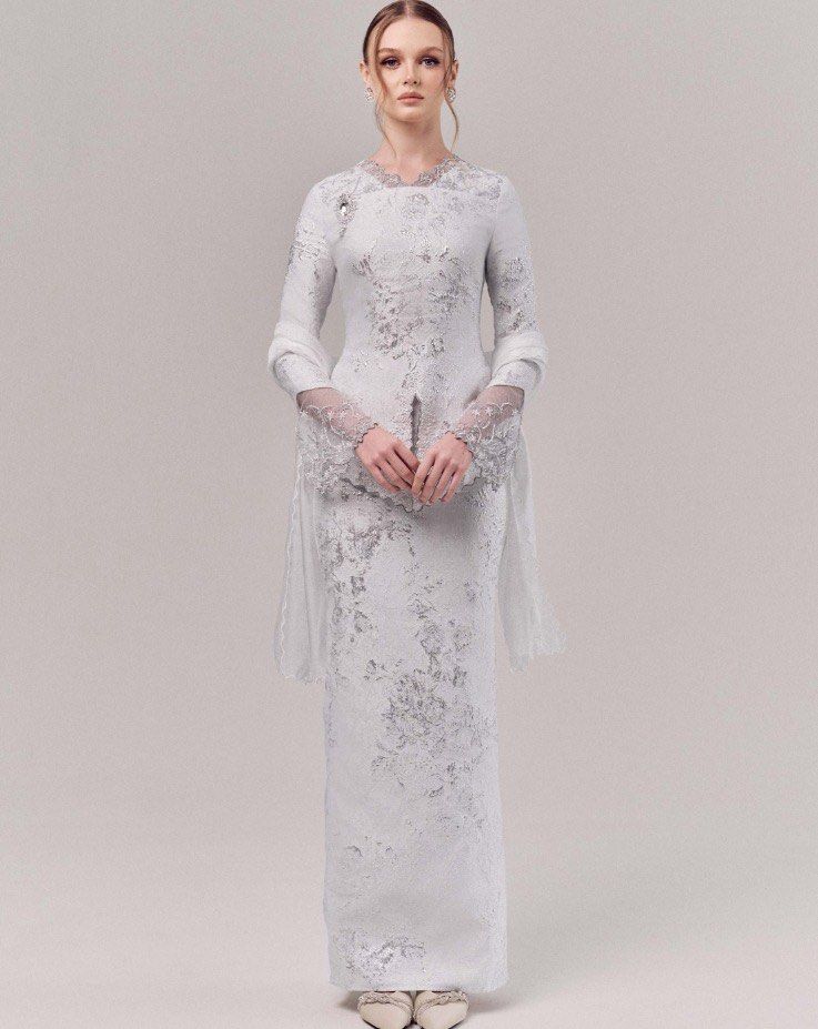 Soniyaa The Bride White Lace Baju Kurung Set (Category: Baju Kurung & sets) located in Bangi. Submitted by tinyavocados (Listing ID 1447898052, Image 2). Description: -Brand: Qiszar Soniyaa The Bride - Perfect for weddings and special occasions - Please refer to the size chart for accurate measurements.