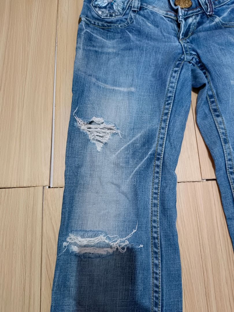 Studio jeans y2k flared jeans (Category: Jeans) located in Davao. Submitted by plan-b (Listing ID 1447972480, Image 2). Description: Size - 26-27 Length - 39 Distressed/embroidered.