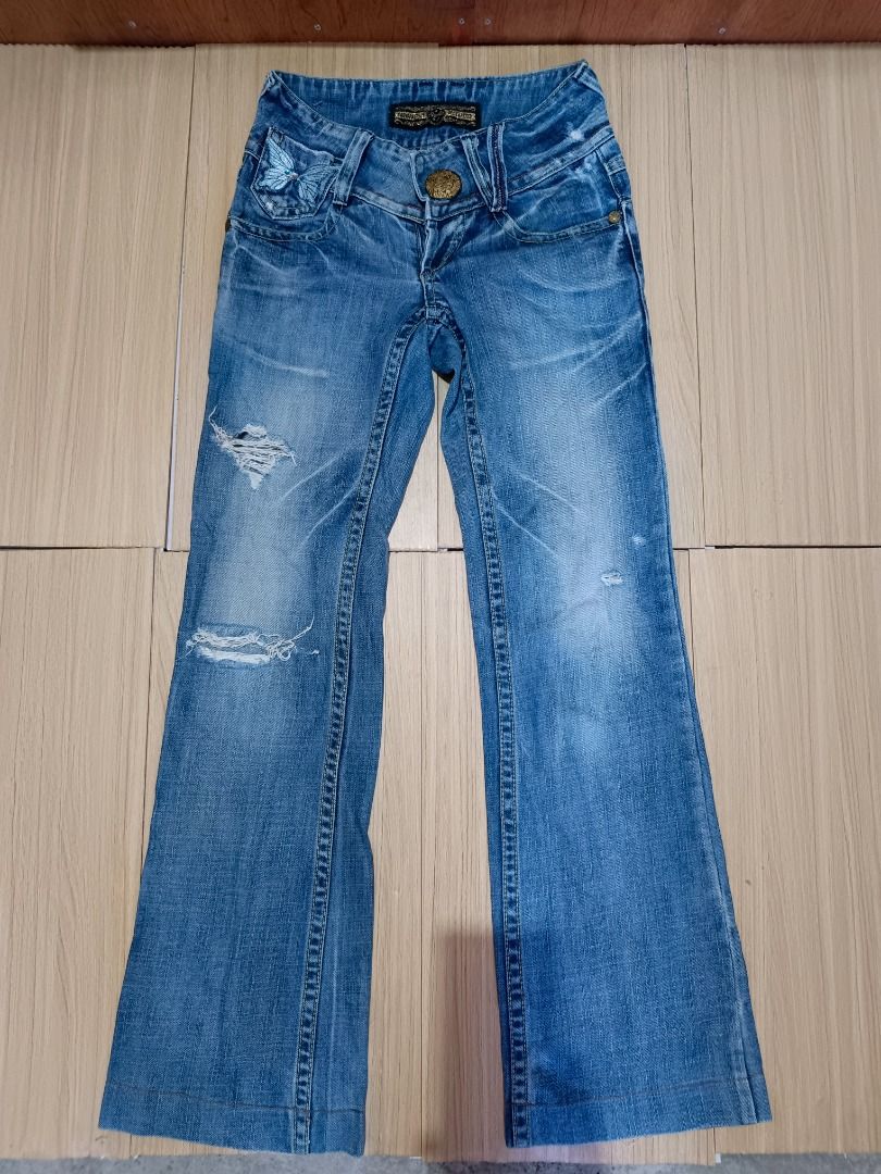 Studio jeans y2k flared jeans (Category: Jeans) located in Davao. Submitted by plan-b (Listing ID 1447972480, Image 1). Description: Size - 26-27 Length - 39 Distressed/embroidered.