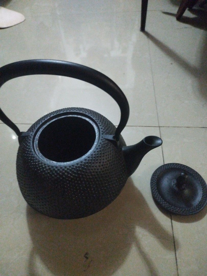 Tea pot cast iron (Category: Kettles & Airpots) located in San Rafael. Submitted by jflshoppe1989 (Listing ID 1447979546, Image 2). Description: .