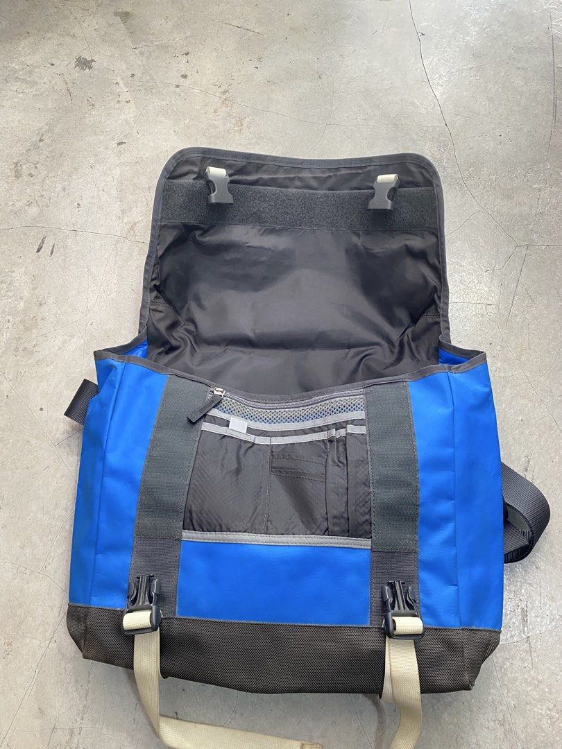 The North Face Base Camp Messenger Bag (Category: Sling Bags) located in Seberang Jaya. Submitted by archiveglamourism (Listing ID 1447938147, Image 3). Description: THE NORTH FACE Base Camp Messenger Bag Features a contrasting dark gray bottom panel and white strap detailing Read All Description Before Do Offer Item In Very Good Condition Made In CHINA Color : Blue | Grey Manual Measure *in Inchi Can Refer Picture All Zip Function Price not incl