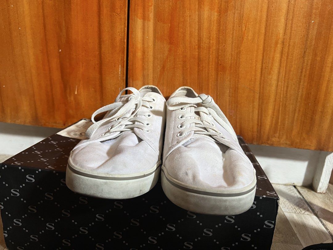 Timberland White Canvas Sneakers (Category: Sneakers) located in Manila. Submitted by aicalicious (Listing ID 1447912693, Image 2). Description: - White Timberland canvas sneakers - Lace-up style - Comfortable for everyday wear - Size: US 9.5W / UK 9 - Made in Vietnam - Please check photos for condition details Can do meet up (around Sampaloc Manila) or Lalamove .