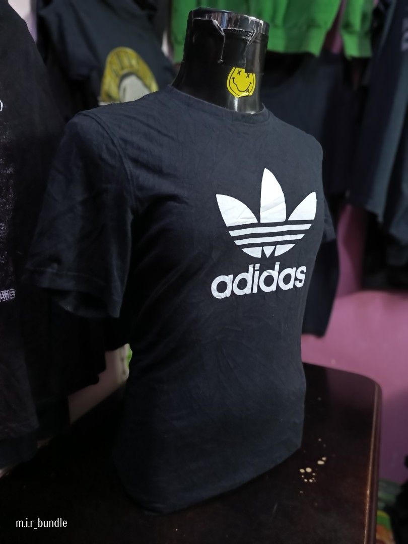 Tshirt Adidas bunga (Category: Tshirts & Polo Shirts) located in Kuala Lumpur. Submitted by m.i.r_store (Listing ID 1448040492, Image 3). Description: pit 21.5 labuh 28.5 condition 9/10 warna ok print tak crack.