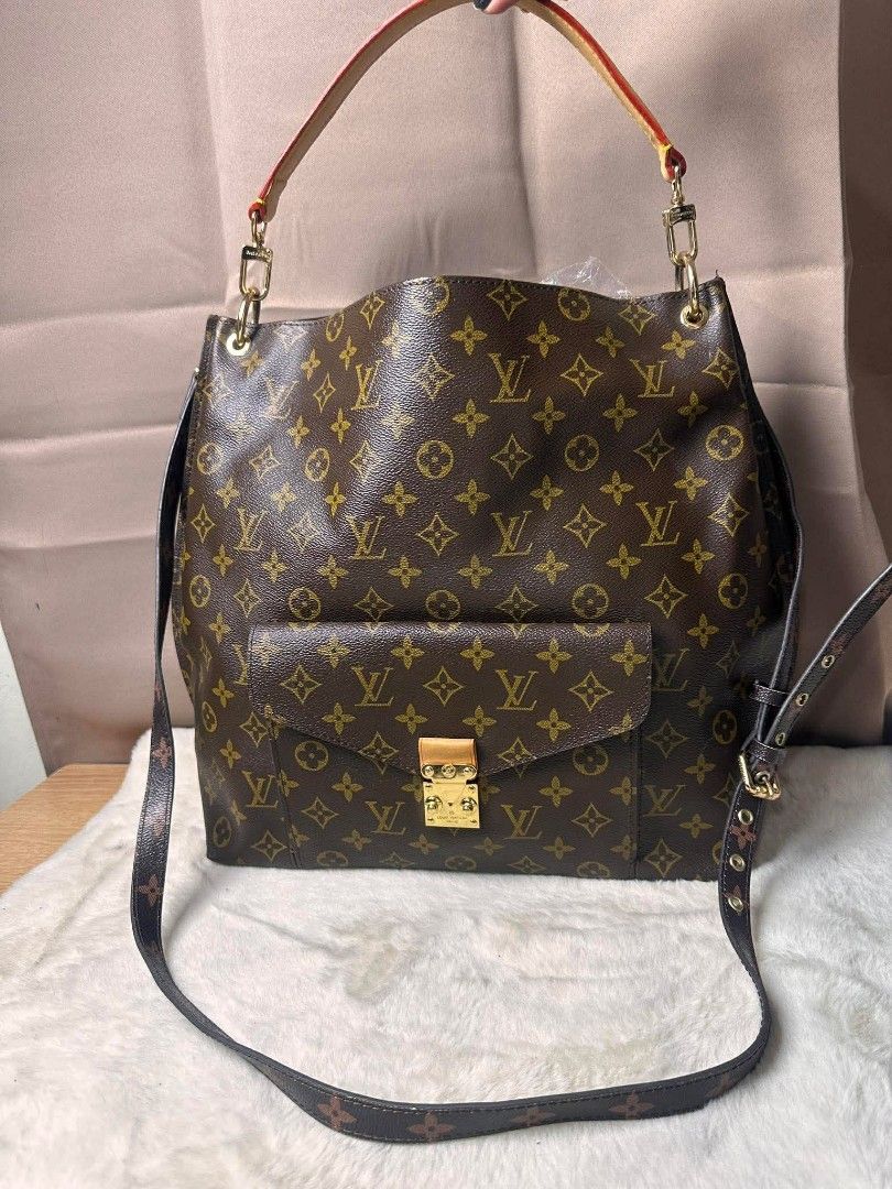 Ukay bag (Category: Luxury Bags & Wallets) located in Butuan. Submitted by leah_31.1994 (Listing ID 1448027886, Image 1). Description: in good condition 👜.