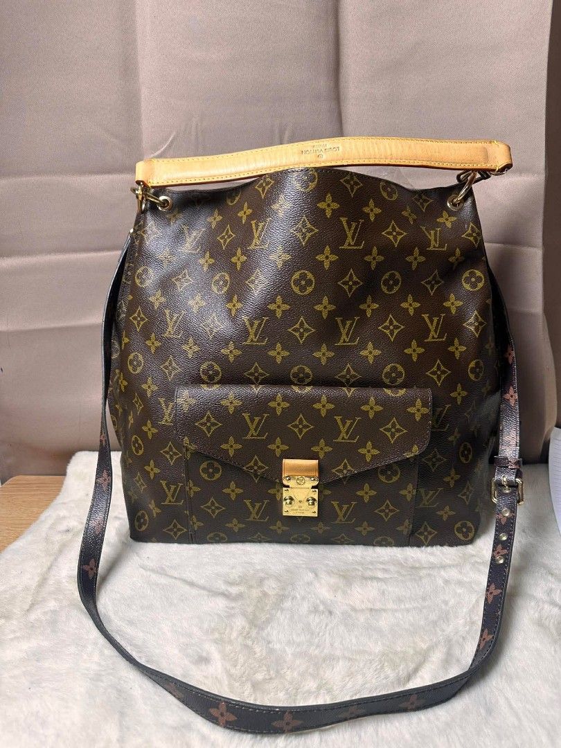Ukay bag (Category: Luxury Bags & Wallets) located in Butuan. Submitted by leah_31.1994 (Listing ID 1448027886, Image 2). Description: in good condition 👜.