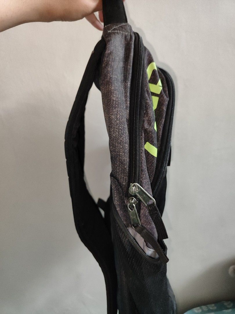 UNDER ARMOUR Backpack (Category: Backpacks) located in Zamboanga. Submitted by hirayangbuwan (Listing ID 1447978968, Image 3). Description: L: 56 cm W: 40 cm Original / Authentic Has small stain inside of the front zipper 5 Zippers all working No tears MOP: Gcash or Bank Transfer MOD: J&T.