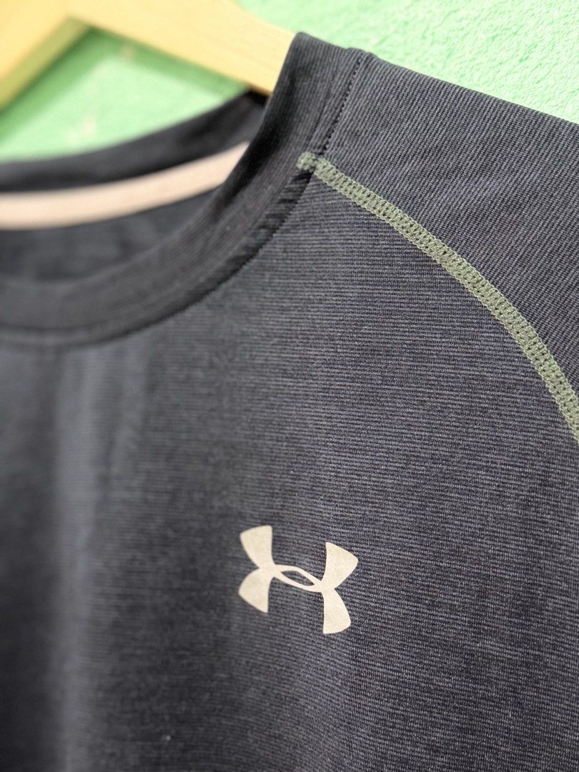 Under Armour Running Compression Tee (Category: Activewear) located in Baguio. Submitted by ragstorichesph (Listing ID 1448028524, Image 3). Description: under armour compression heat gear tee authentic excellent to as new 9.8/10 color condition W20 L28 (stretchable dri fit material) has minor hairlines on backhit but other than that no issues.