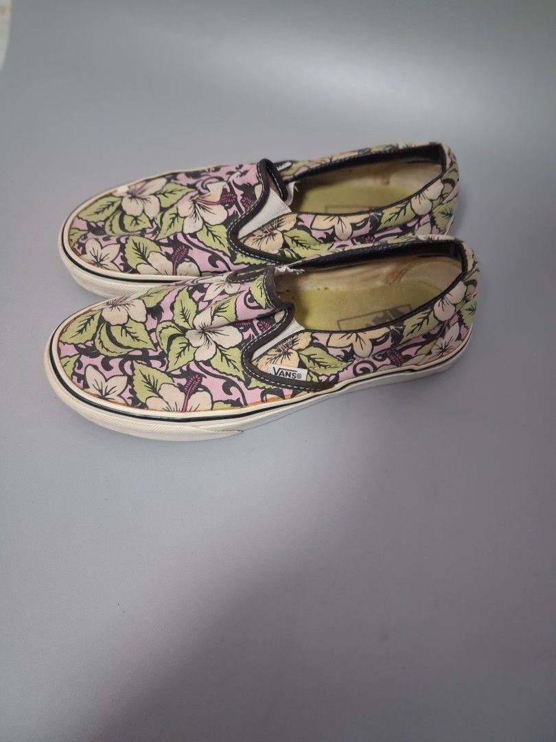 Vans floral design shoes (Category: Shoe inserts) located in Giporlos. Submitted by berniee21 (Listing ID 1447904704, Image 2). Description: .