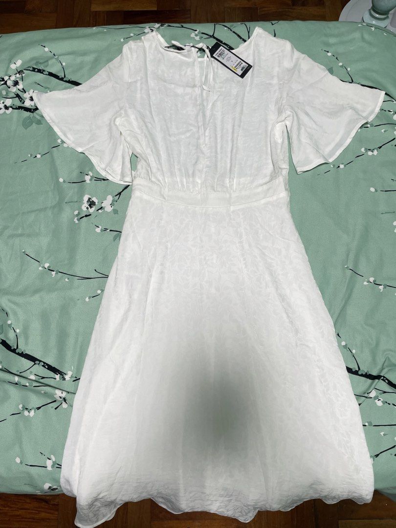 VERO MODA White Flutter Sleeve Midi Dress (Category: Dresses) located in Quezon City. Submitted by abc2xxx (Listing ID 1447997383, Image 1). Description: - Brand New Vera Moda White Dress - never worn - Tags attached - bought years back / impulse buy for reference: - Size small - I'm 5'3 | 47kg | 33 bust | 24-25 waist - fits good on me Location: Quezon City Check my profile for more unused tops, dress, skirts etc. from impulsiveness.