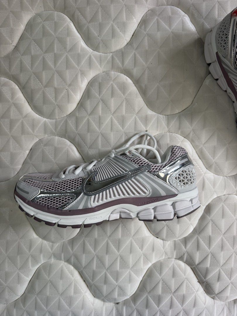VOMERO SHOES (Category: Casual Shoes) located in Taguig. Submitted by roxjl (Listing ID 1447905682, Image 1). Description: Got this in wmn size 13 Used once.