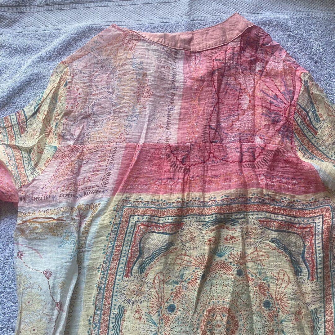 Whimsy Patterned Blouse (Category: Blouses) located in Taguig. Submitted by floatingpoints (Listing ID 1447930142, Image 2). Description: fits s-l (flowy fit for small frames) some beads are missing but idt halata since maliliit sila RFS: not my style loc: qc/taguig mop: gcash only mod: j&t or lalamove (within mm) pls manage your expectations since these are all preloved, unless tagged as bnwt :).