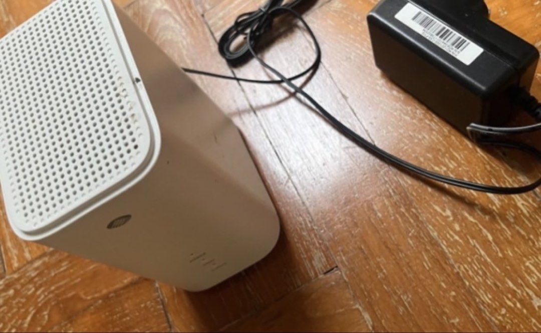 White askey Wireless Router with Power Adapter501770163617812481