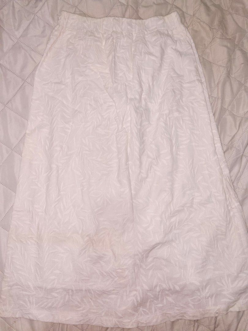 White Midi Skirt (Category: Skirts) located in Manila. Submitted by dprjas (Listing ID 1448025065, Image 1). Description: needs wash, may dumi kasi natambak na.