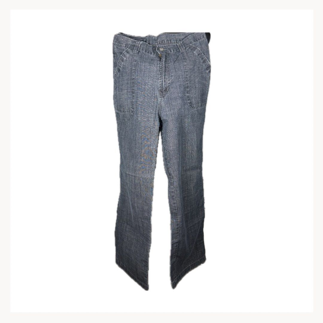 Women's Grey Denim Bootcut Jeans (Category: Jeans) located in Cavite. Submitted by gail_03 (Listing ID 1448016313, Image 1). Description: - Grey denim jeans - Bootcut style - Front pockets and belt loops - Button and zipper closure - Comfortable for everyday wear - A versatile addition to your wardrobe.