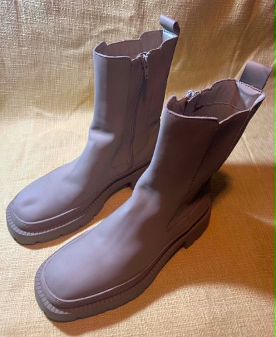 Zara Beige Chunky Sole Boots Size 39 (Category: Boots) located in Pasay City. Submitted by tobio82 (Listing ID 1448068660, Image 2). Description: - Zara beige boots - Size 39 - Chunky lug sole for excellent grip - Easy side zip closure - Elasticated side panels for comfort - Convenient pull tabs at the back - Ideal for everyday styling - price is still negotiable .