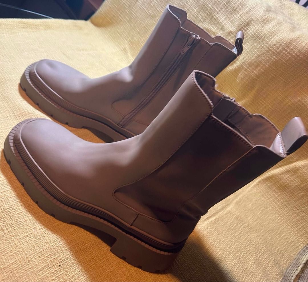 Zara Beige Chunky Sole Boots Size 39 (Category: Boots) located in Pasay City. Submitted by tobio82 (Listing ID 1448068660, Image 3). Description: - Zara beige boots - Size 39 - Chunky lug sole for excellent grip - Easy side zip closure - Elasticated side panels for comfort - Convenient pull tabs at the back - Ideal for everyday styling - price is still negotiable .