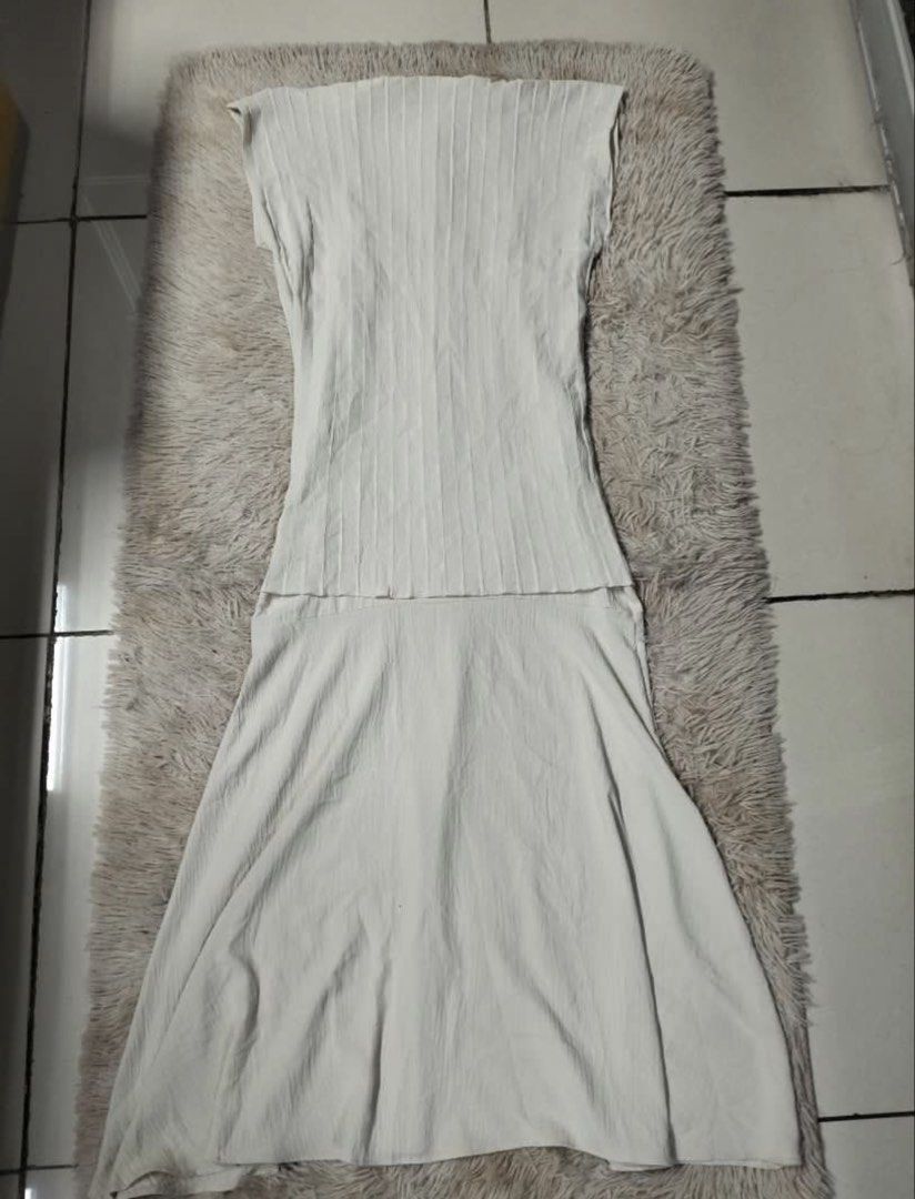 Zara Ribbed Midi Dress Size M (Category: Dresses) located in Pasig City. Submitted by qaniclol (Listing ID 1447940293, Image 1). Description: - Zara Ribbed Midi Dress - Color: Cream/Beige - Style: Sleeveless V-neckline, A-line skirt - Size: Medium (M) - Origin: Made in Morocco ZARA Knit Maxi Dress – Size M (Fits M–L) 🤍 Authentic ZARA knit maxi dress in a timeless cream/ivory shade. Gently used and in very good condition with no major flaws. Made