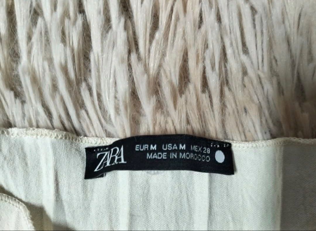 Zara Ribbed Midi Dress Size M (Category: Dresses) located in Pasig City. Submitted by qaniclol (Listing ID 1447940293, Image 2). Description: - Zara Ribbed Midi Dress - Color: Cream/Beige - Style: Sleeveless V-neckline, A-line skirt - Size: Medium (M) - Origin: Made in Morocco ZARA Knit Maxi Dress – Size M (Fits M–L) 🤍 Authentic ZARA knit maxi dress in a timeless cream/ivory shade. Gently used and in very good condition with no major flaws. Made