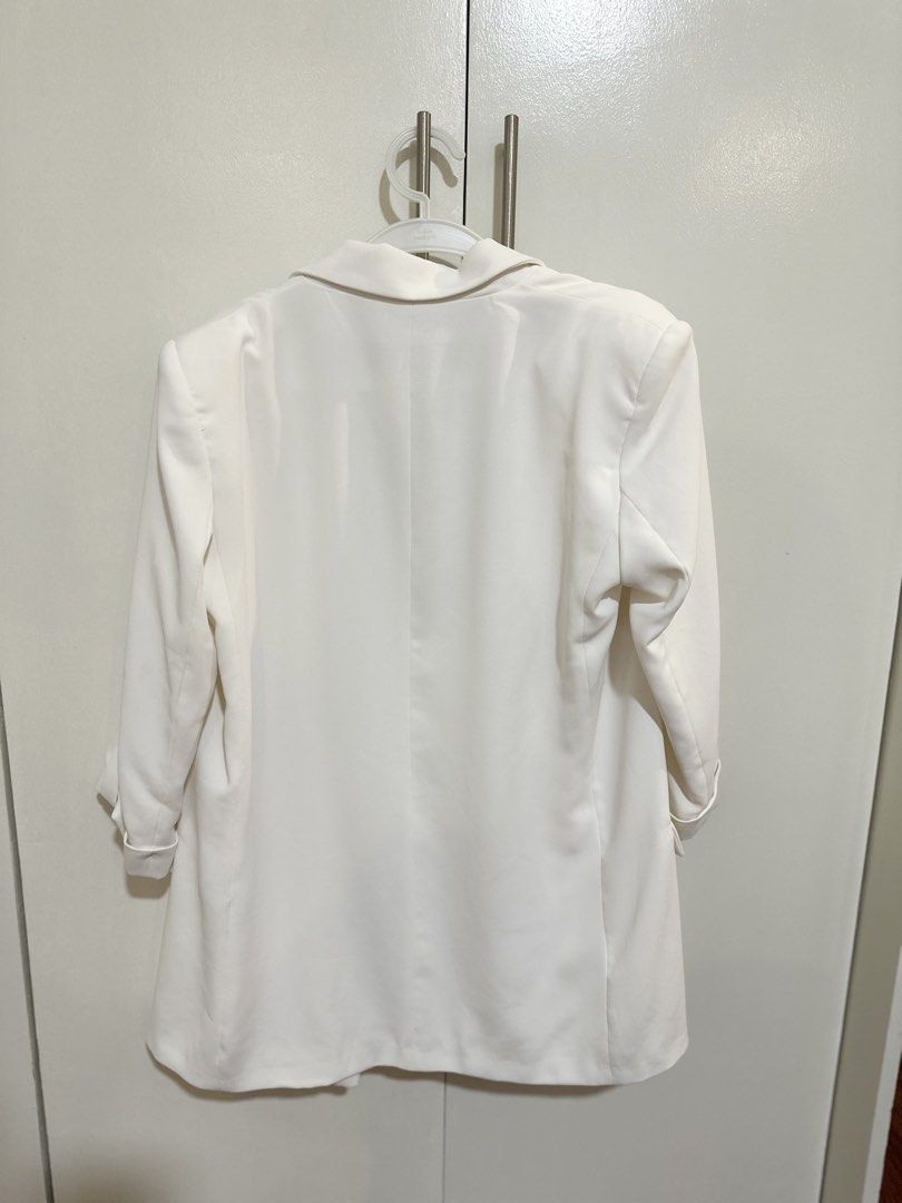 Zara White Blazer (bought in Spain) (Category: Coats, Jackets and Outerwear) located in Mandaluyong City. Submitted by msi17 (Listing ID 1447986386, Image 2). Description: Bought in Spain for 7k In very good condition. Used twice only. Selling for 4k..