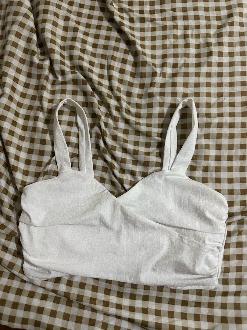 ZARA White Cropped Bustier Top Size L (Category: Sleeveless) located in Quezon City. Submitted by kittytangco (Listing ID 1448057772, Image 1). Description: - ZARA White Cropped Bustier Top - Size: L - Made in Turkey - Textured Fabric - Elasticated Back for a Comfy Fit - Perfect for Night Outs or Casual Days - Pairs well with high-waisted bottoms.