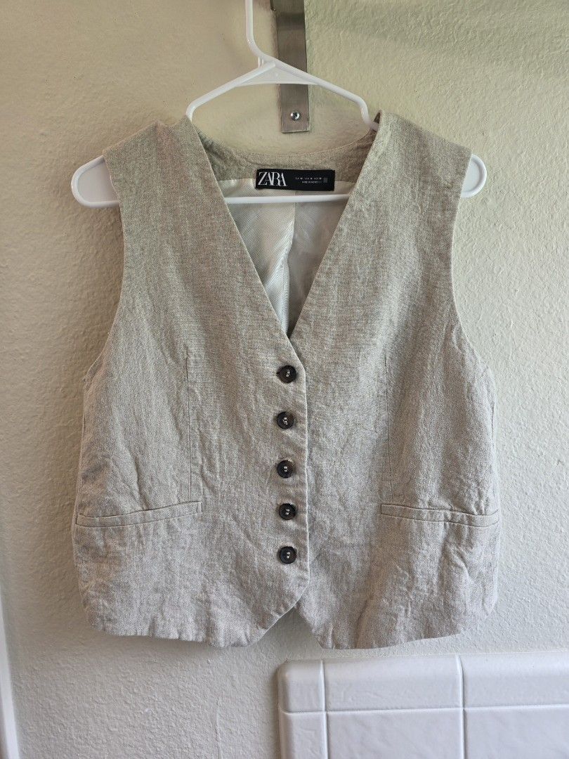 Zara womens Linen Blend Vest medium (Category: Sleeveless) located in Quezon City. Submitted by chinitafrommanila (Listing ID 1448075177, Image 1). Description: - Lightweight linen blend vest from Zara - Button-up front with five buttons - Two functional front pockets - Fully lined interior for a polished look - Versatile neutral color, ideal for layering over shirts or dresses.