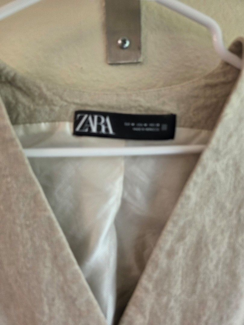Zara womens Linen Blend Vest medium (Category: Sleeveless) located in Quezon City. Submitted by chinitafrommanila (Listing ID 1448075177, Image 2). Description: - Lightweight linen blend vest from Zara - Button-up front with five buttons - Two functional front pockets - Fully lined interior for a polished look - Versatile neutral color, ideal for layering over shirts or dresses.