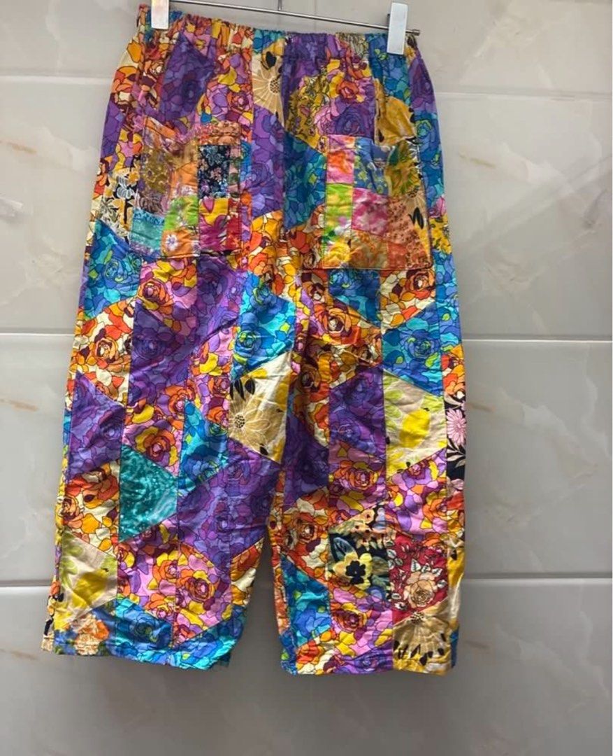 泰國花花拼布褲 （分類：其他下身）位於 Hong Kong。 由 tk_shop 提交（商品編號 1448228525，圖片 2）。簡介： 泰國花花拼到付顏色鮮艷衣着夏天着一流。
