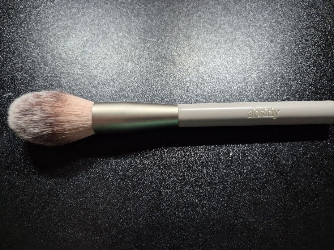 Absidy Makeup Brushes [TAKE ALL] (Category: Makeup) located in Baguio. Submitted by hcneyluv (Listing ID 1448213196, Image 2). Description: ˗ˏˋdetails ´ˎ˗ •bought on the first week of october 2025 •been using it till march 2026 •have slight tusok feels (tho with the base brush, di naman siya masyado for me •have a few small dents on the metal portion due to tapping excess powders or when washing •i clean it every 2 weeks •pink pigment on the blus