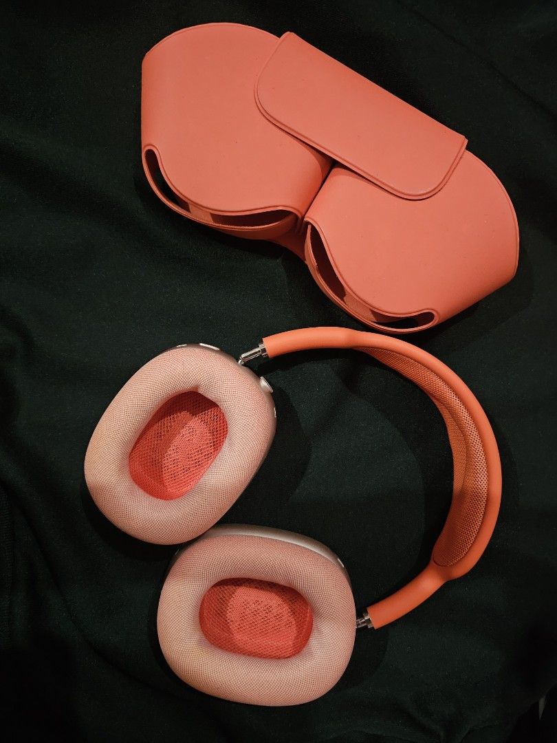 Airpods Max (Category: Headphones & Headsets) located in Muntinlupa City. Submitted by nicethingz1 (Listing ID 1448104510, Image 2). Description: decluttering! unit only, no box, no apple wire you can message me fo more detailed photos.