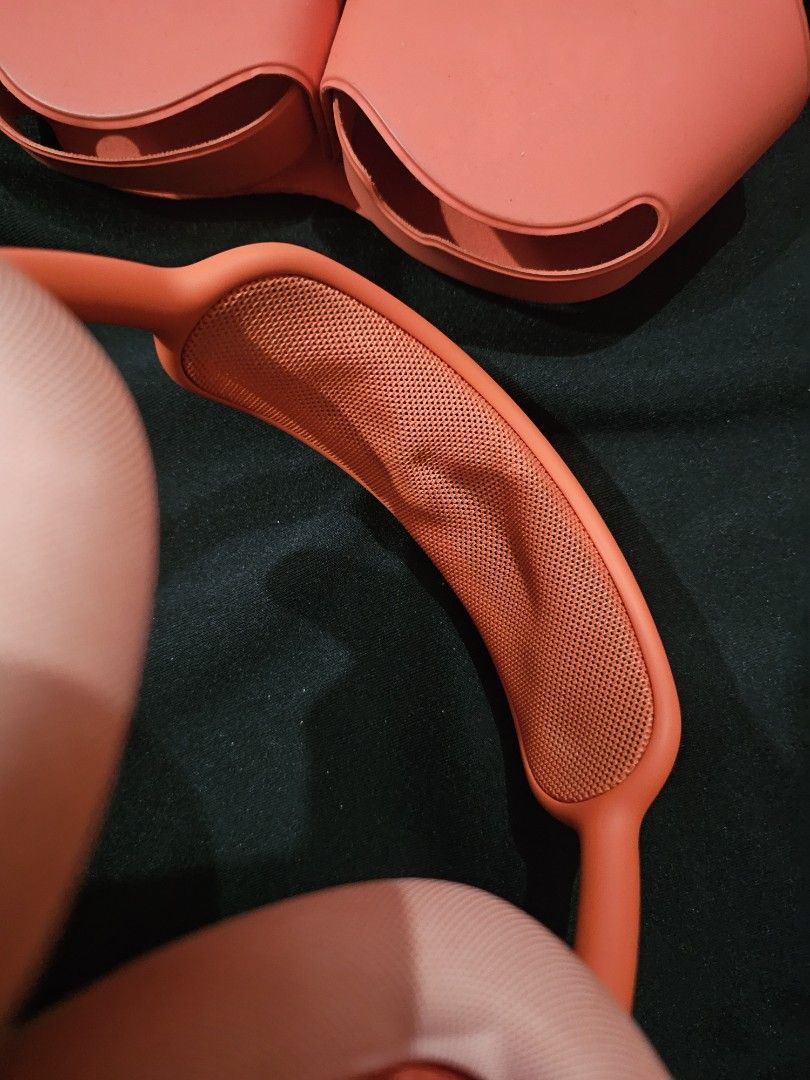 Airpods Max (Category: Headphones & Headsets) located in Muntinlupa City. Submitted by nicethingz1 (Listing ID 1448104510, Image 3). Description: decluttering! unit only, no box, no apple wire you can message me fo more detailed photos.