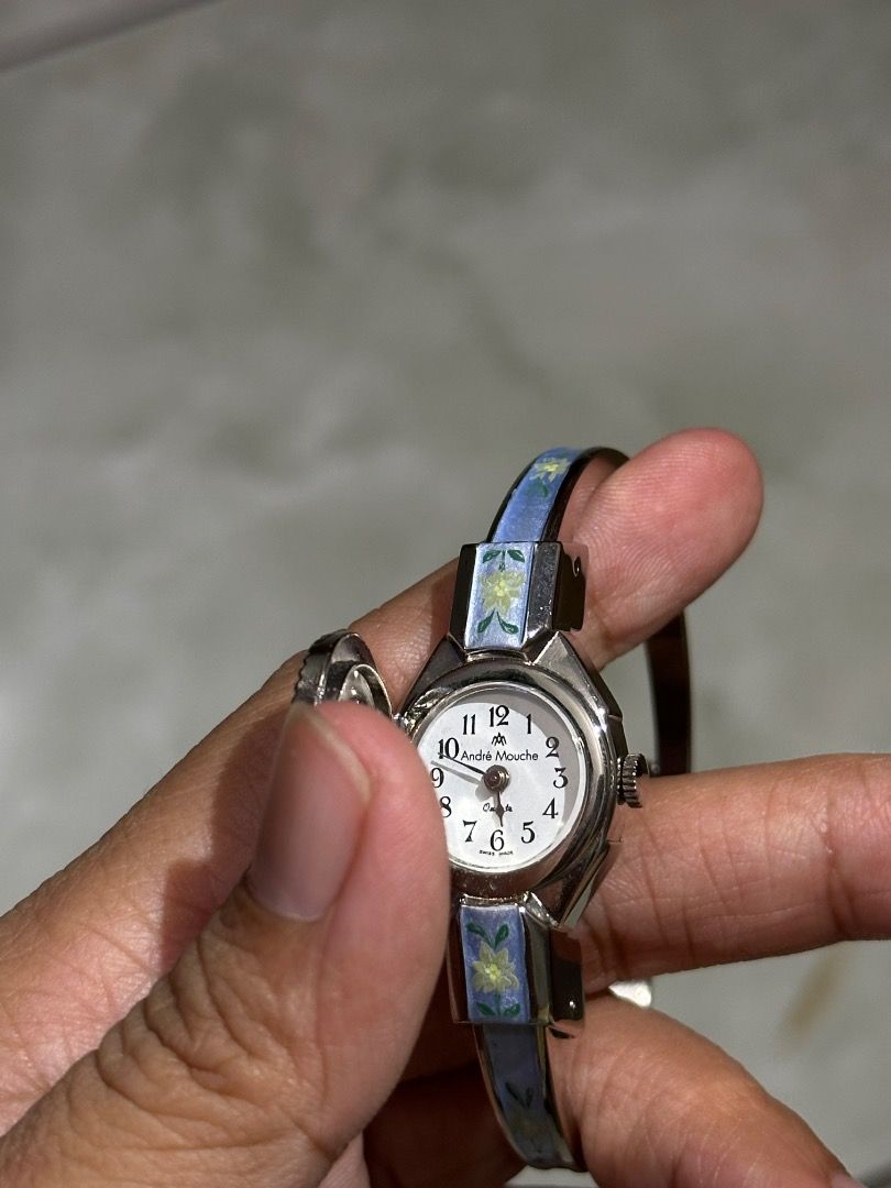 Andre mouche peekaboo bangle watch vintage (Kategori: Jam Tangan Wanita) berada di Wonosari. Dikirim oleh shopee.daripokemon (ID iklan 1448238273, Gambar 3). Deskripsi: .